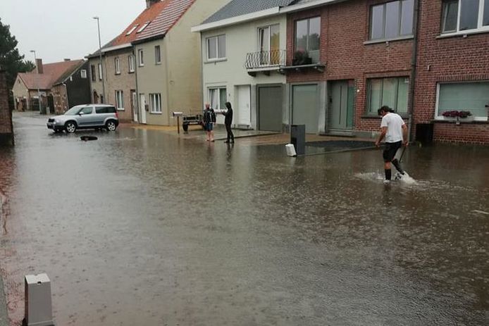 De Honegemsstraat in Erpe kreeg al het water van de Gentsesteenweg en de daarnaast liggende winkelparkings te slikken.