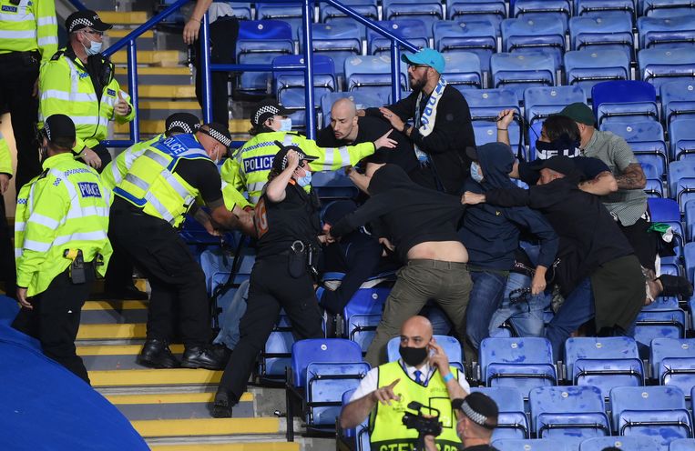 Rellen tussen supporters van Napoli en Leicester City in september 2021. Beeld Getty Images