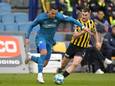 Matus Bero (rechts) in duel met Anwar El Ghazi van PSV. De Slowaak speelt tegenwoordig als valse spits bij Vitesse.