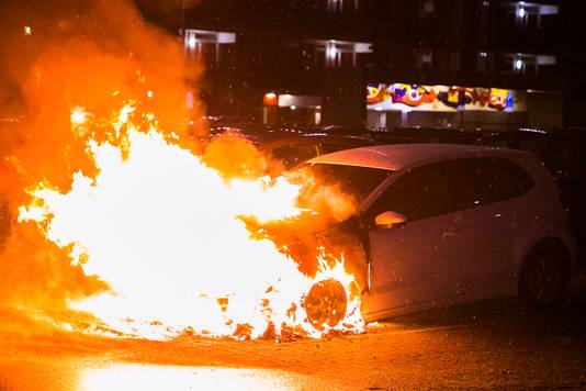 Een van de auto's staat in lichterlaaie in Arnhem.