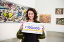 Leontine Borsato met een cheque van 100.000 euro van de BankGiro Loterij. Foto ter illustratie.