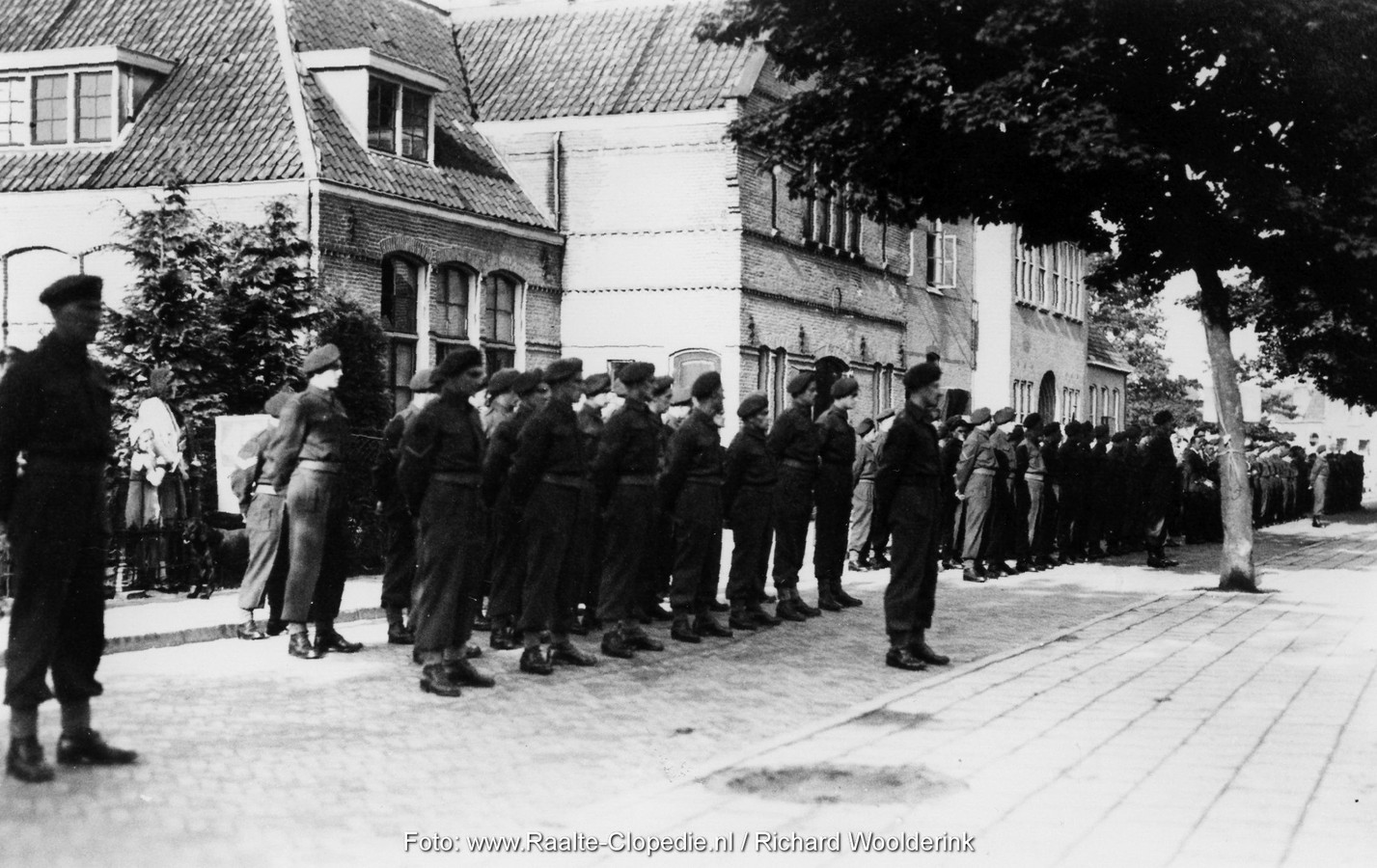 Appel Canadezen in de Kerkstraat in Raalte, voor Bernardusgebouw en Mariaschool.