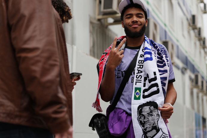 Soccer Football - LaLiga - Real Madrid v Rayo Vallecano - Santiago Bernabeu, Madrid, Spain - May 24, 2023 A Real Madrid fan poses with a scarf bearing the face and name of Real Madrid's Vinicius Junior outside the stadium before the match REUTERS/Violeta Santos Moura