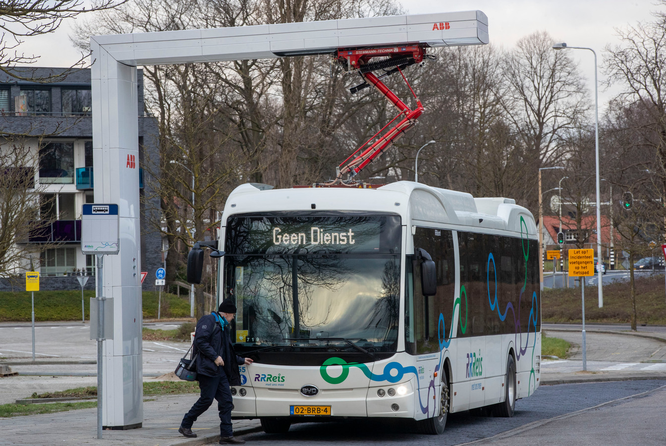 Een stilstaande elektrische bus van Keolis bij station Ede-Wageningen.