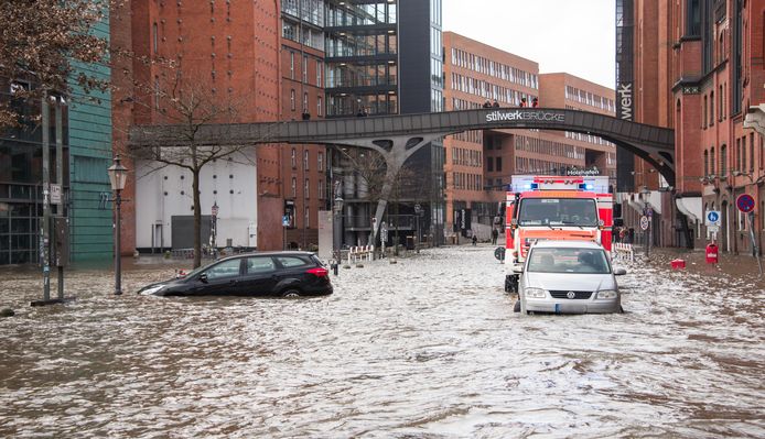 Door storm Nadia is de Duitse stad Hamburg in de nacht van zaterdag op zondag getroffen door een stormvloed.