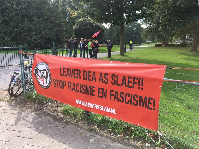 Een kleine groep AFA-aanhangers in het Volkspark in Enschede.