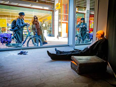 Ligt daar een lijk? Leegstaand pand verandert in crime scene voor kunstproject in en rond V&D