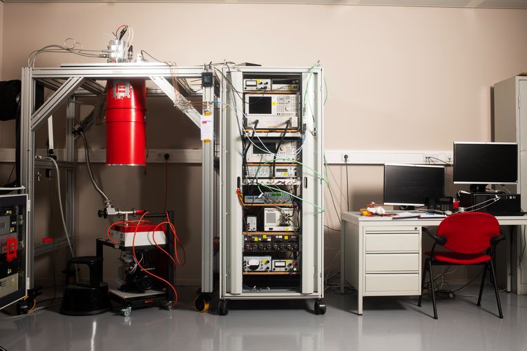 The sensitivity of the detectors is measured with the test setup with the red tube on the left.  Image by Niels Bleckmolen 