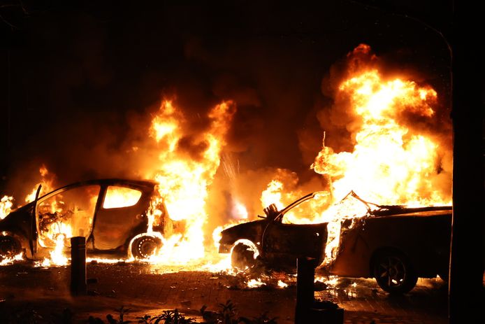 Brandende auto's in Veen, in de aanloop naar de jaarwisseling.