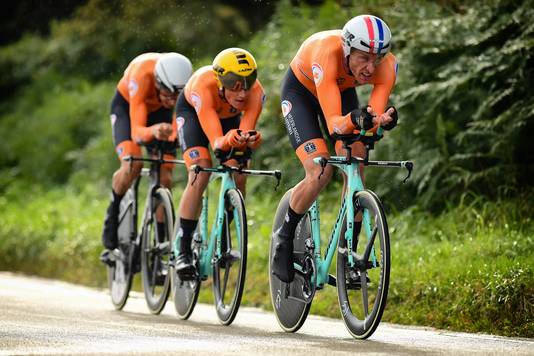 De Nederlandse mannen onderweg, met v.l.n.r.: Mollema, Bouwman en Van Emden.