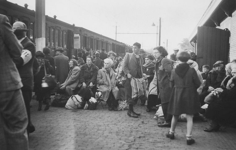 23 mei 1943: Joden afkomstig uit SS-concentratiekamp Vught wachten op het station van de Brabantse plaats op deportatie naar Westerbork. Dit is een van de drie foto's die Nationaal Monument Kamp Vught op eBay heeft gekocht. Het zijn vooralsnog de enig bekende foto's van Jodendeportaties uit Vught.  Beeld Collectie Nationaal Monument Kamp Vught