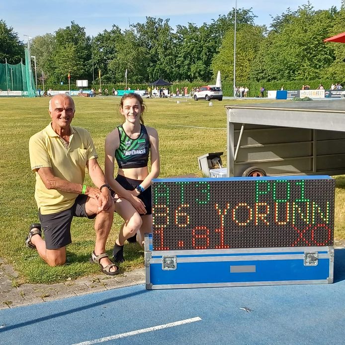 Yorunn Ligneel samen met haar trainer Noël Coddens na haar sprong over 1m81 én de kwalificatie voor het WK U20.