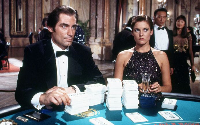 Timothy Dalton en Carey Lowell