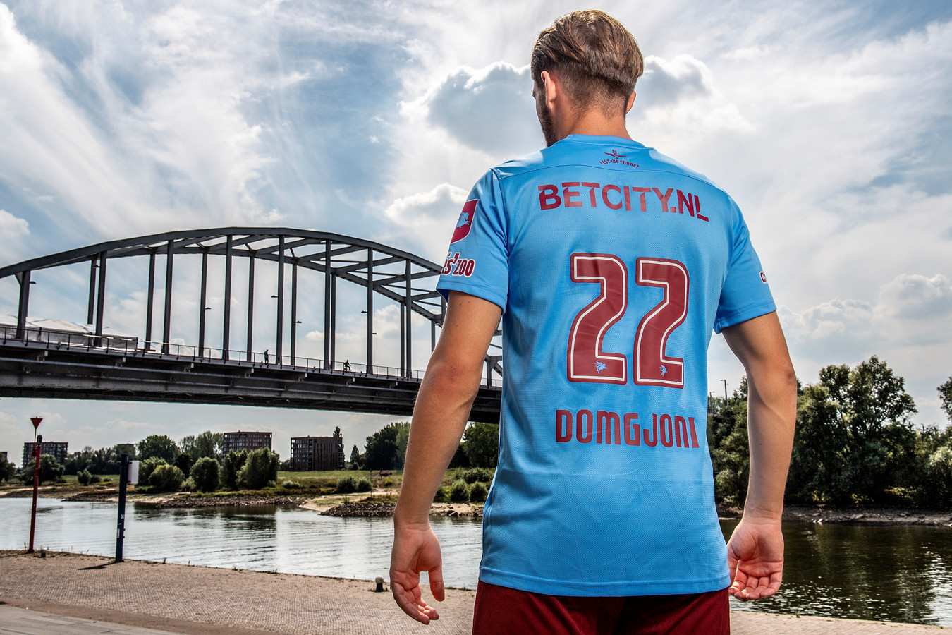Nieuwe Airborneshirt Vitesse kleurt lichtblauw, verwijzing naar stille
