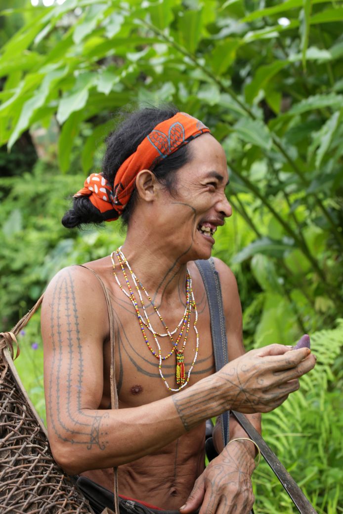 EN IMAGES: le peuple Mentawaï photographié goûtant pour la première fois aux cuberdons