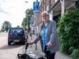 Erika Döll eind augustus naast de parkeerplaats waarvan  het bord volgens haar verkeerd was geplaatst. De gemeente heeft het bord inmiddels verplaatst en in de richting van de weg gedraaid.