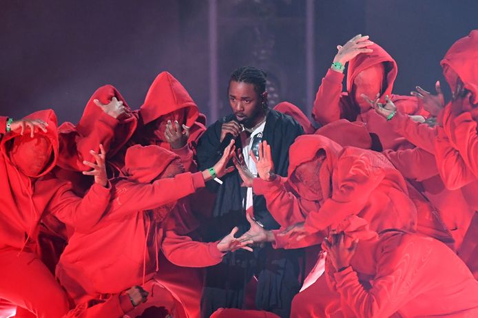Kendrick Lamar tijdens zijn optreden op de Grammy's.