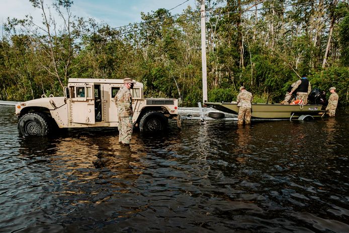 Leden van de National Guard in Louisiana tijdens een reddingsactie.