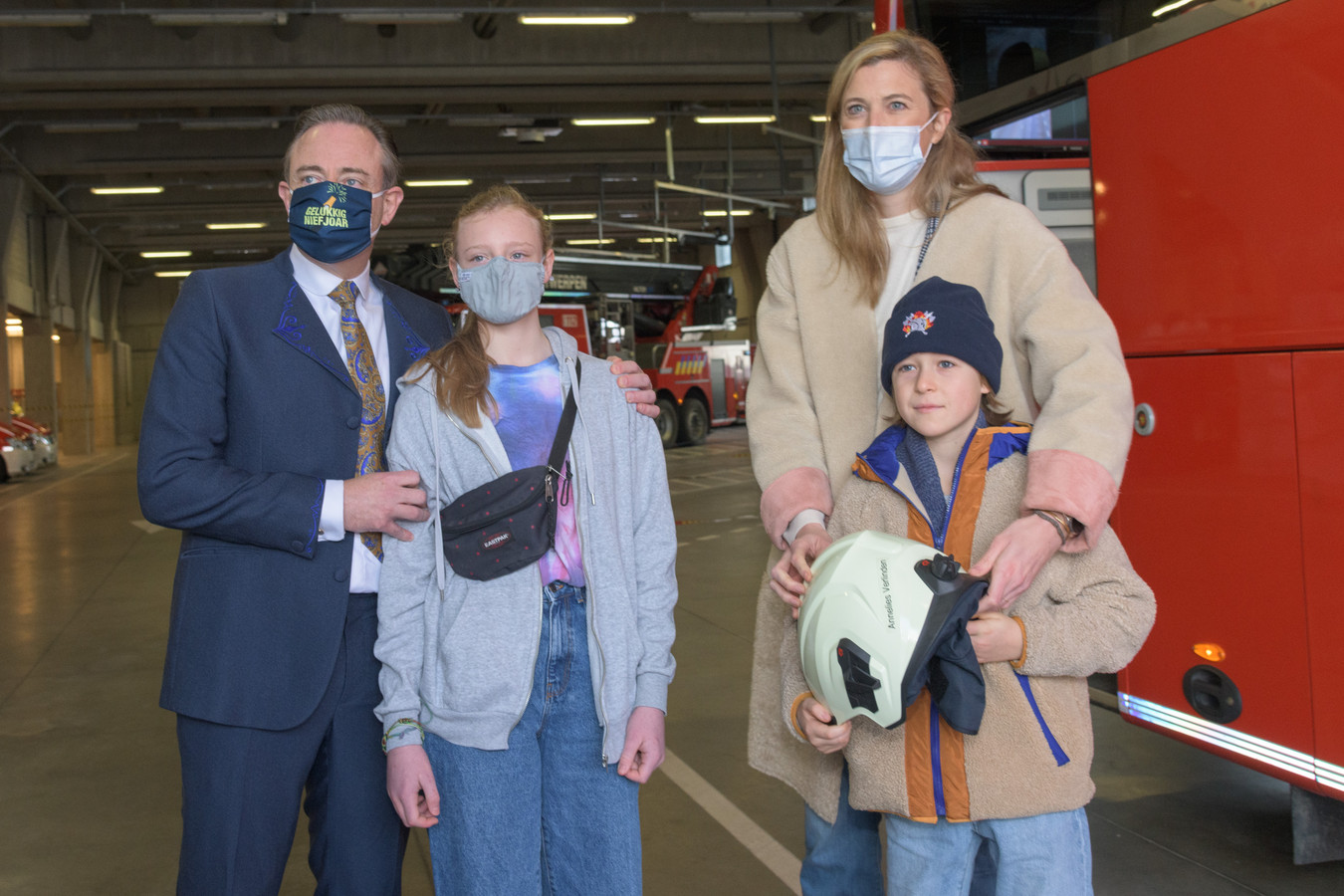 Minister Annelies Verlinden Cd Amp V Leert Antwerpse Brandweer Kennen Erg Dankbaar Voor Harde Werk Tijdens Loodzwaar Jaar Foto Hln Be