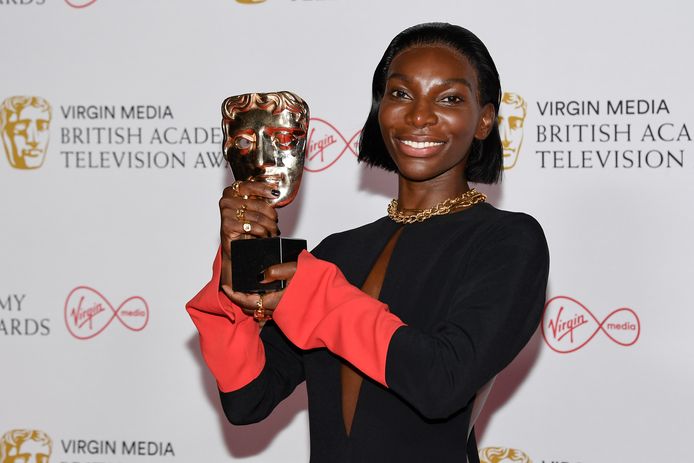 Michaela Coel met haar BAFTA-beeldje voor 'Beste Actrice', gewonnen voor haar werk in I May Destroy You.