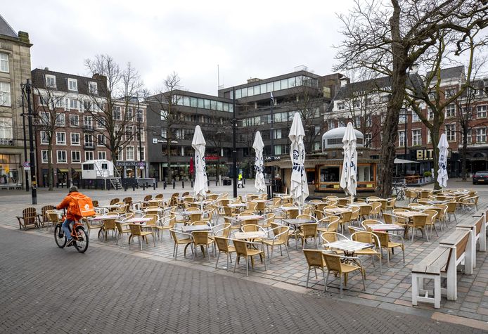 Een leeg terras in het centrum van Den Haag nadat horeca gesloten is vanwege maatregelen tegen het coronavirus