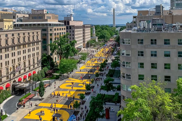 Vlak bij het Witte Huis in Washington DC werd 'Black Lives Matter' geschilderd op straat.