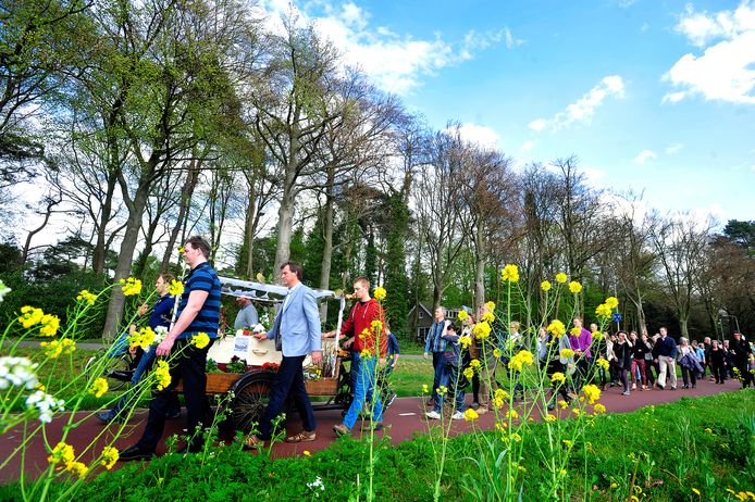 Steeds meer Nederlanders kiezen voor een natuurlijke begrafenis. Bio-cremeren zou ook moeten mogen, vinden veel mensen.