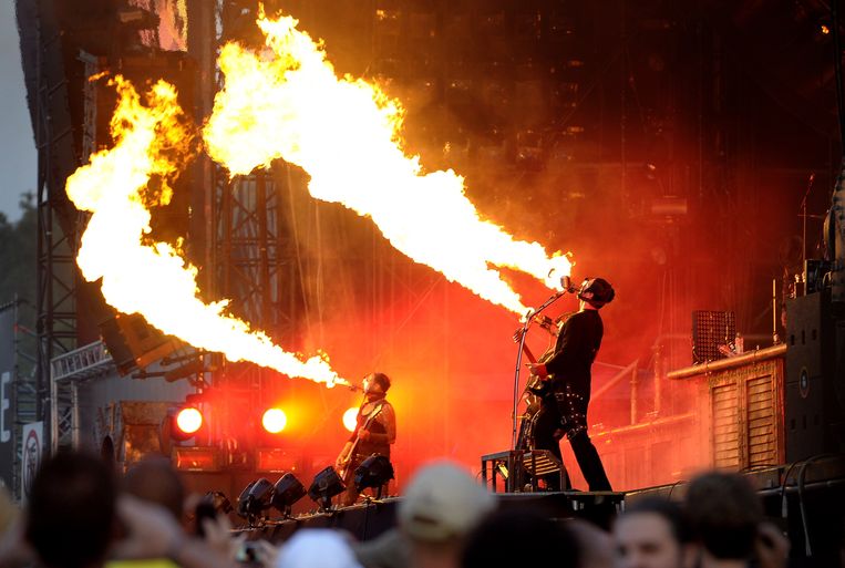 Duitsland is in rep en roer: Rammstein zingt in concentratiekamptenues met  jodensterren