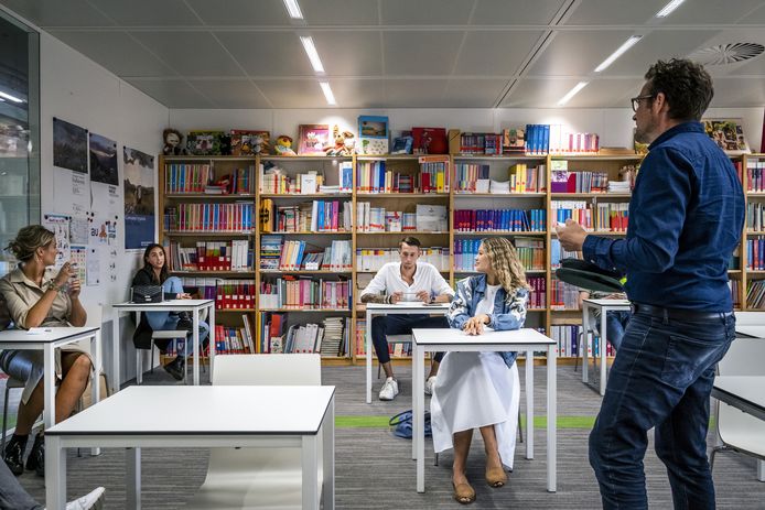 Studenten beginnen aan het nieuwe studiejaar op de pabo in Alkmaar.