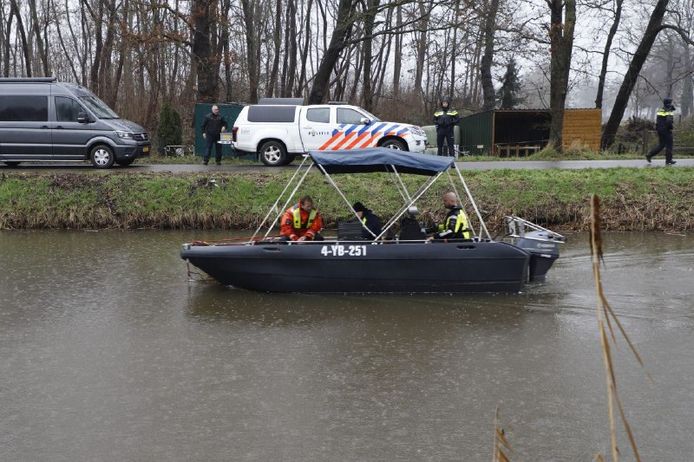 Met een sonarboot werd naar een vermiste 18-jarige man uit Lemelerveld gezocht.