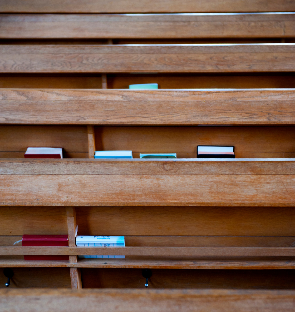 Bijbels en psalmboeken in de kerkbanken van een protestantse kerk. Beeld ANP XTRA