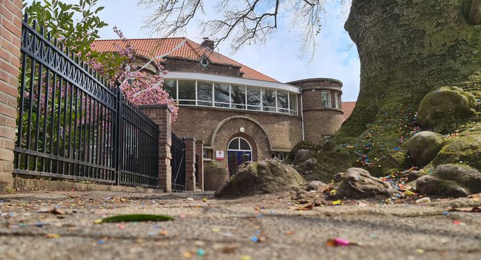 Restanten van versierselen op de stoep voor het Canisius College in Nijmegen.