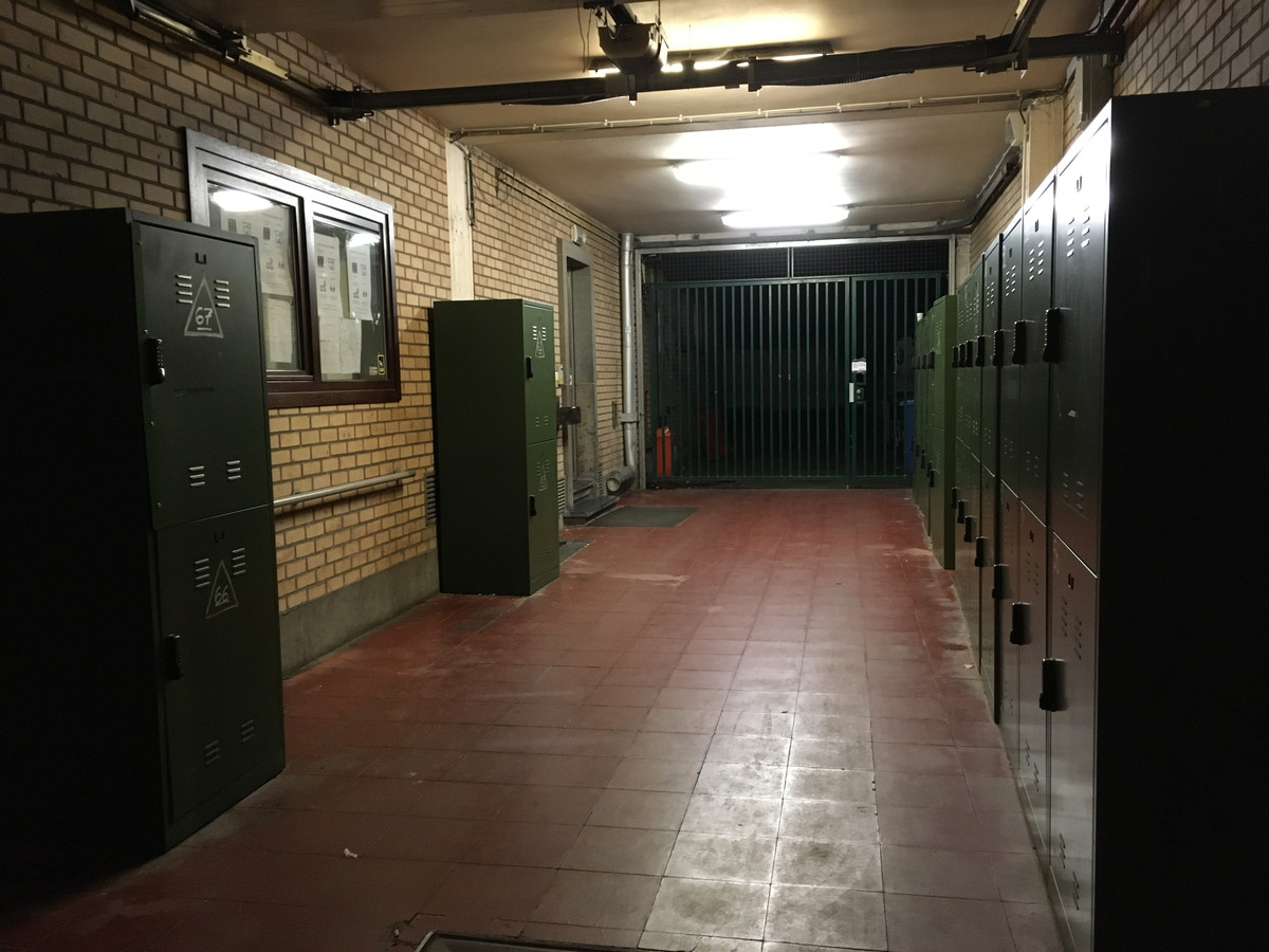 Inwoners Abeelstraat klagen situatie rond lockers voor daklozen aan ...