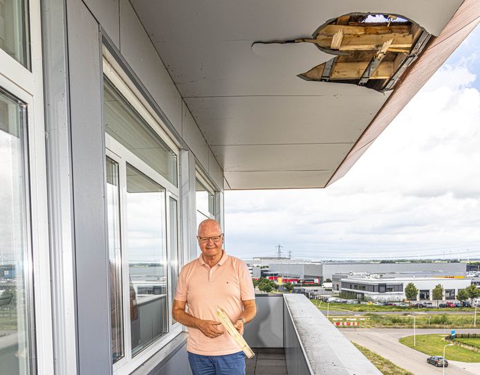 Op het balkon is de schade aan de overkapping bij Henry Bus goed te zien. Bus vermoedde een meteoriet, maar sterrenkundige Theo Jurriëns meent dat het zeer waarschijnlijk om een stuk ijs gaat dat van een vliegtuig af is gevallen.