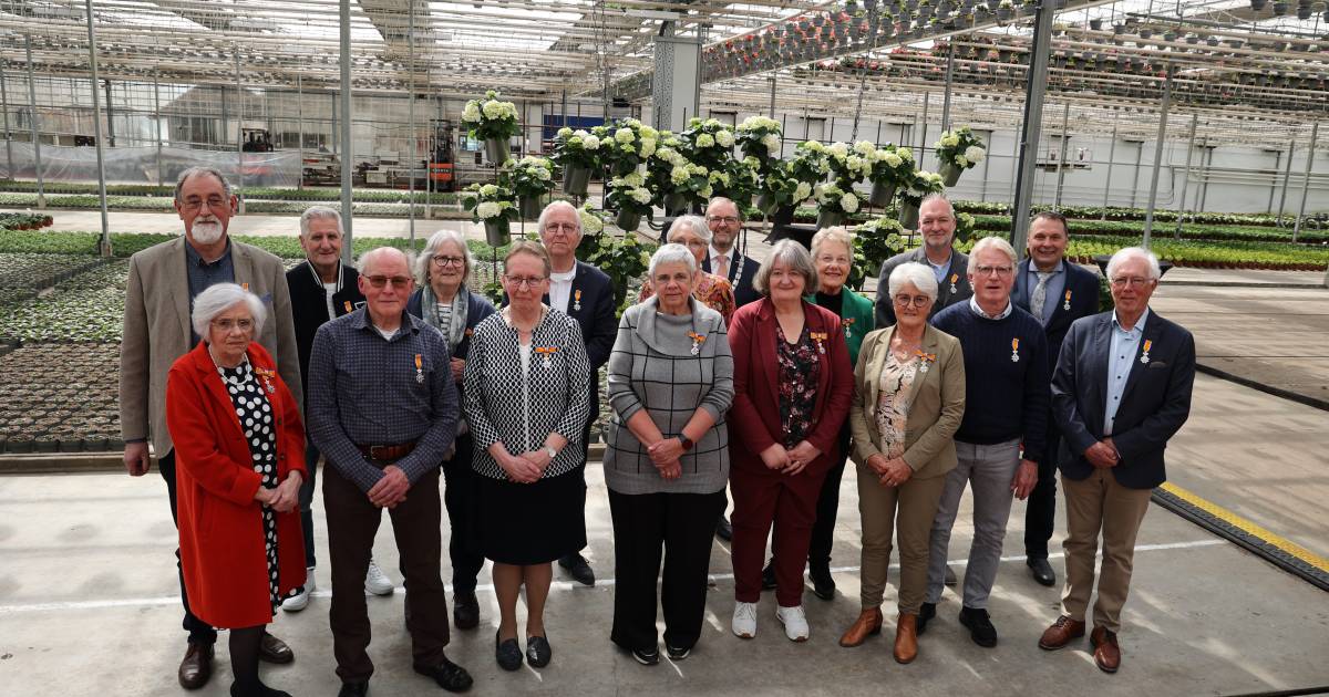 Een échte lintjesregen in West-Betuwe waar liefst 19 inwoners een lintje opgespeld kregen; bekijk hi