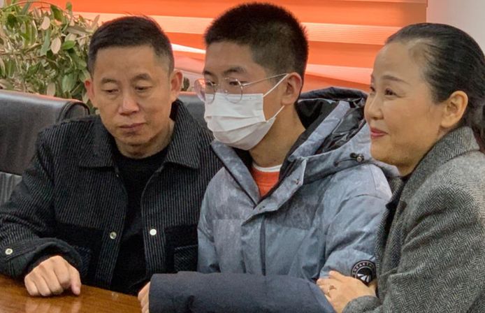 Vader Sun Haiyang en moeder Peng Siying zagen hun ontvoerde zoon Sun na 14 jaar weer terug.
