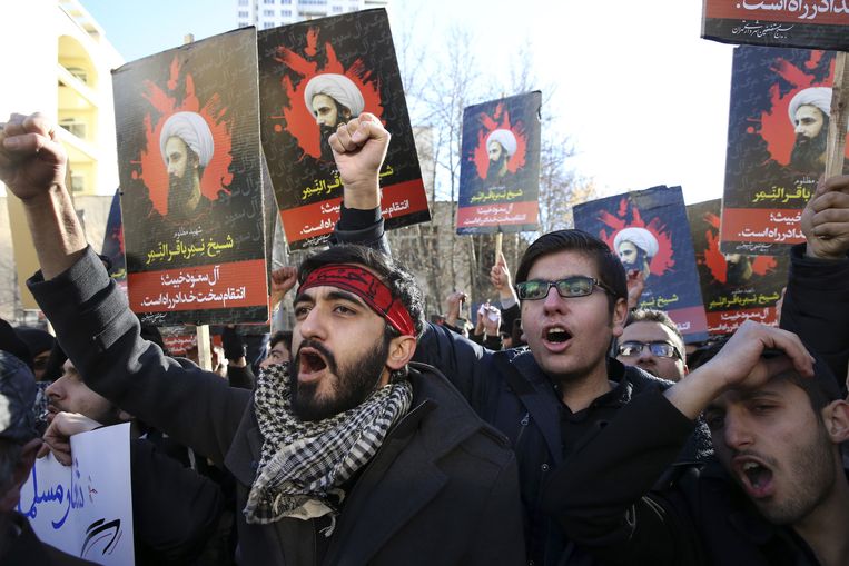 Iraanse demonstranten in de straten van Teheran na de executie van geestelijke Nimr al-Nimr. Beeld ap