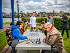 De Schiedamse wijk Nieuwland krijgt deze zomer eerste vier schaak- en damtafels, maar het moeten er veel meer worden