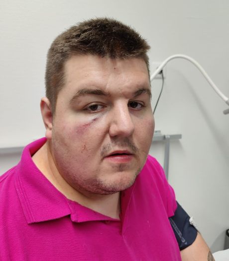 Powned-zanger achterna gezeten door tientallen Oranjefans: ‘Ongelofelijk, mijn auto is total loss’