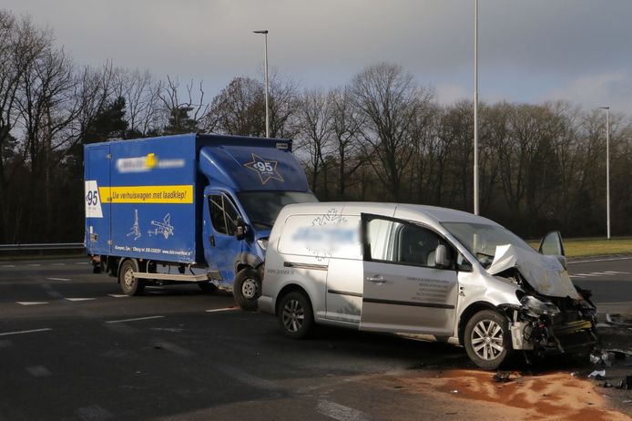 Een kleine vrachtwagen en een bestelauto kwamen met elkaar in botsing.