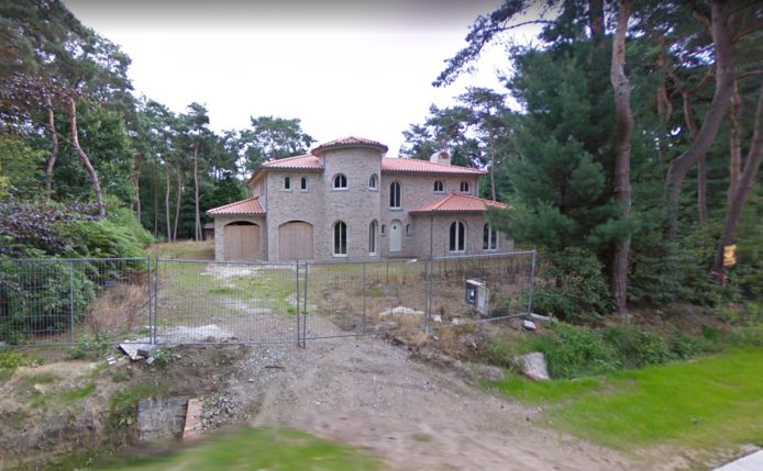 Een oude foto Cornelis F.'s villa aan de Kievitlaan in Ravels, van waaruit hij zijn lachgashandeltje dreef.