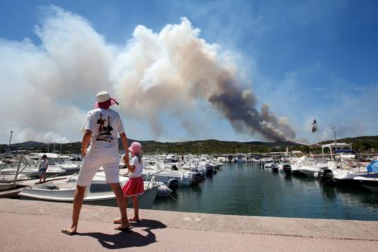 Hevige Bosbrand Zuid Frankrijk Laait Weer Op Buitenland Ad Nl