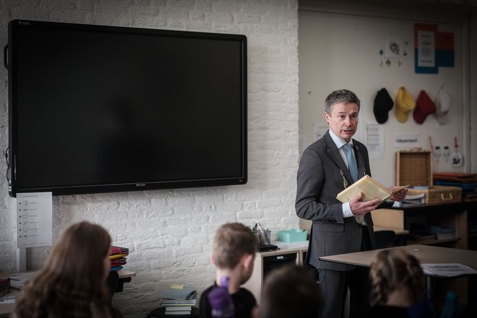 Burgemeester Hieltjes leest voor uit 'Matilda' van Roald Dahl.