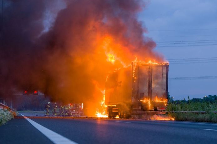 Een vrachtwagen staat in brand op de A27 bij Raamsdonksveer.