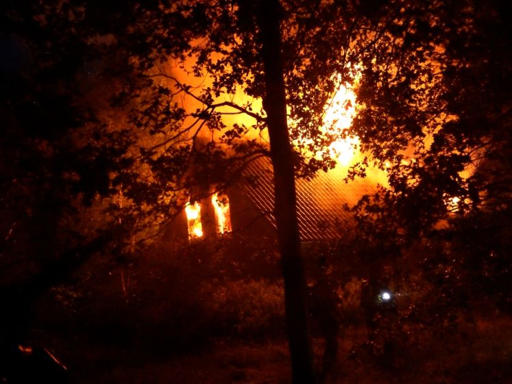 Leegstaand huis in Lierop volledig uitgebrand, politie doet onderzoek