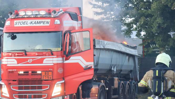 Vrachtwagen met accu's vliegt in brand in Kampen