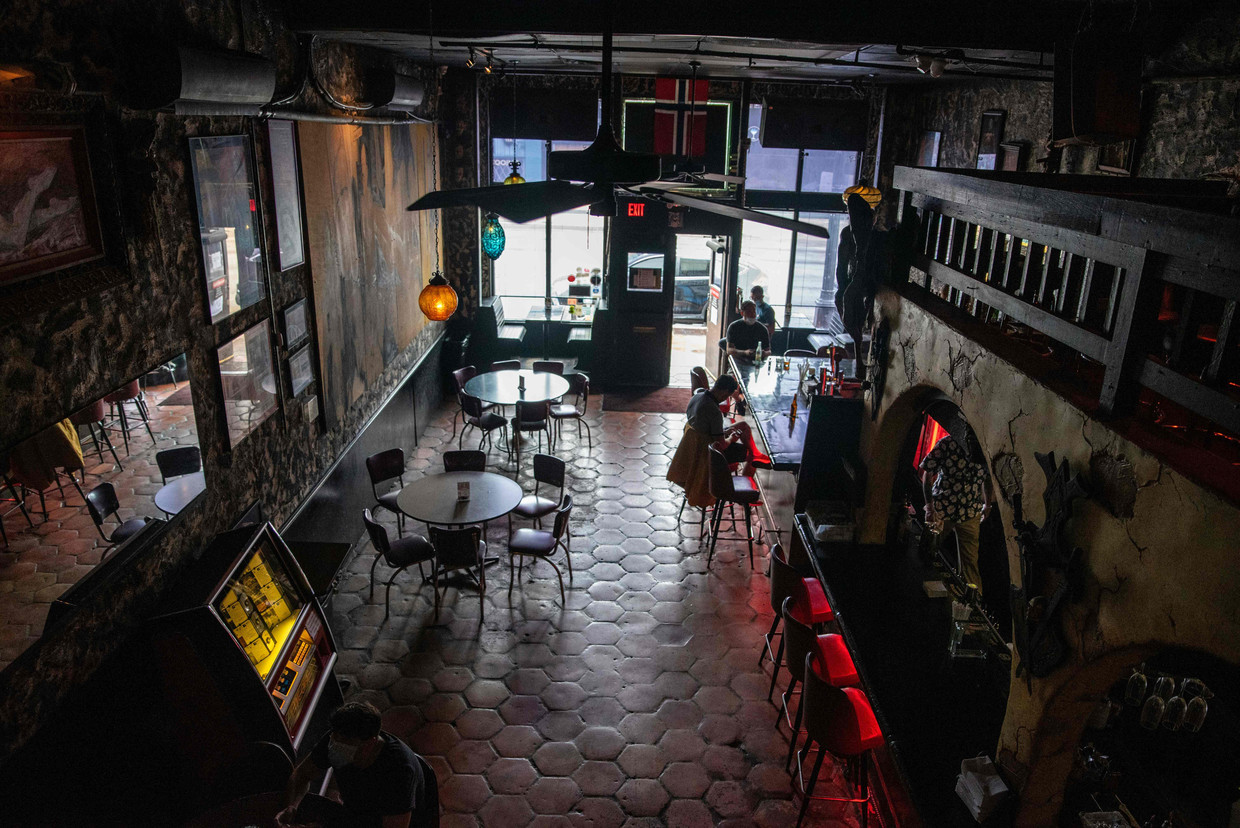 Deze bar in de Texaanse stad Austin is dit weekend weer gesloten. Alle horeca in de staat moest weer op slot, vanwege een toenemend aantal corona-besmettingen.  Beeld AFP