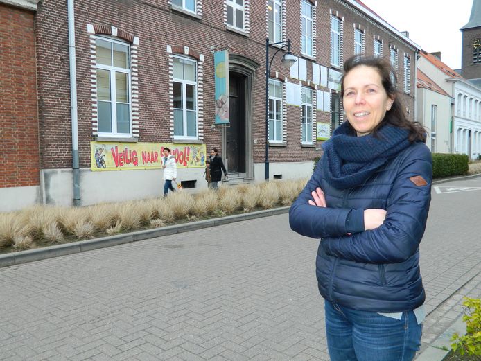 Directeur Stefanie Van den Bussche voor haar school in Kleit bij Maldegem.