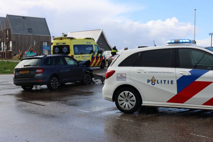Aanrijding tussen twee auto's op de Kamperzeedijk bij Grafhorst.