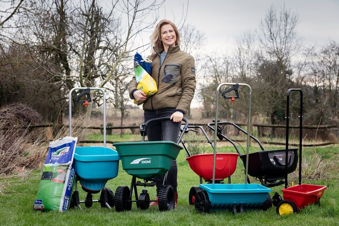Zo meteen krijgen we het druk met kalk en gazonmeststoffen strooien. Doe jij dat nog met de hand? Laurence Machiels geeft advies.
